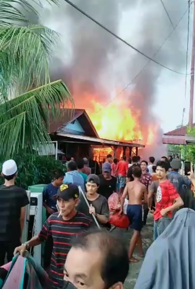 Dua Rumah Ludes Terbakar di Lingkungan Padat Penduduk Parit Bangkong